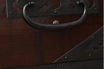 和製アンティーク　明治大正期　前面・内部桐(キリ)材　松・巾着・鶴・亀の縁起物をあしらった金具が魅力的な佐渡箪笥ローチェスト　(R-078291)