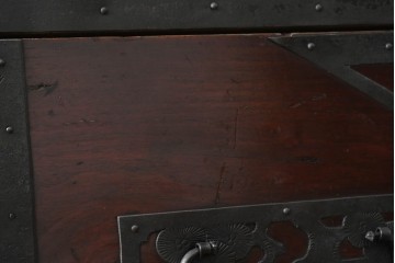 和製アンティーク　明治大正期　前面・内部桐(キリ)材　松・巾着・鶴・亀の縁起物をあしらった金具が魅力的な佐渡箪笥ローチェスト　(R-078291)