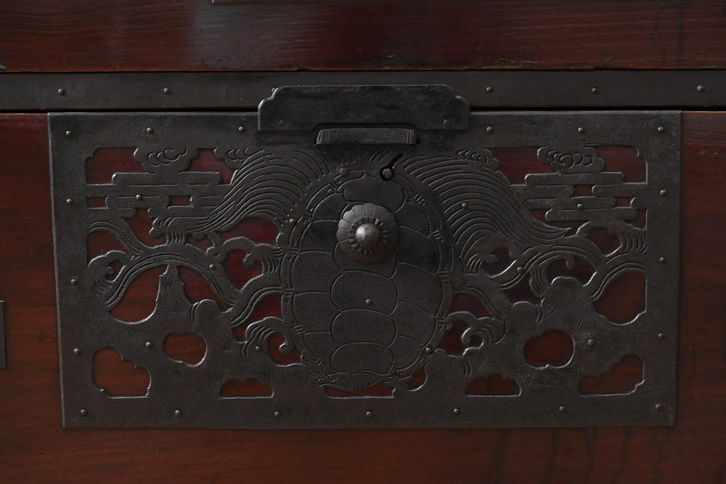 和製アンティーク　明治大正期　前面・内部桐(キリ)材　松・巾着・鶴・亀の縁起物をあしらった金具が魅力的な佐渡箪笥ローチェスト　(R-078291)