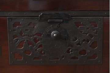 和製アンティーク　明治大正期　前面・内部桐(キリ)材　松・巾着・鶴・亀の縁起物をあしらった金具が魅力的な佐渡箪笥ローチェスト　(R-078291)