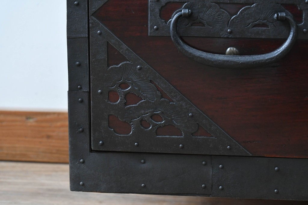 和製アンティーク　明治大正期　前面・内部桐(キリ)材　松・巾着・鶴・亀の縁起物をあしらった金具が魅力的な佐渡箪笥ローチェスト　(R-078291)