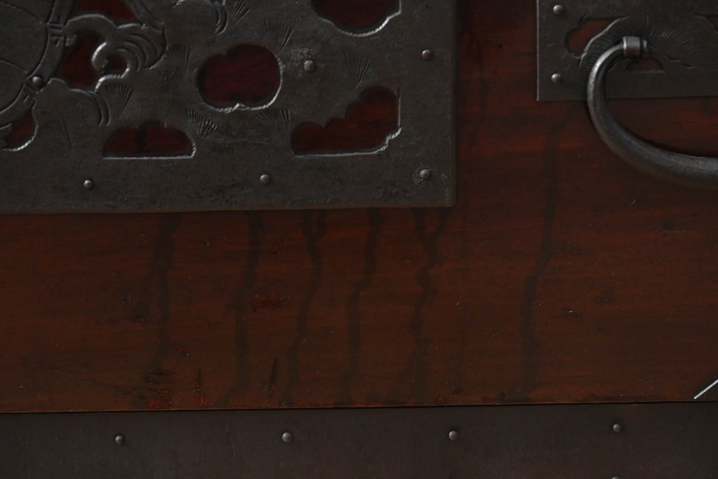 和製アンティーク　明治大正期　前面・内部桐(キリ)材　松・巾着・鶴・亀の縁起物をあしらった金具が魅力的な佐渡箪笥ローチェスト　(R-078291)