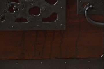 和製アンティーク　明治大正期　前面・内部桐(キリ)材　松・巾着・鶴・亀の縁起物をあしらった金具が魅力的な佐渡箪笥ローチェスト　(R-078291)