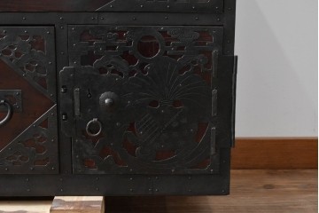 和製アンティーク　明治大正期　前面・内部桐(キリ)材　松・巾着・鶴・亀の縁起物をあしらった金具が魅力的な佐渡箪笥ローチェスト　(R-078291)