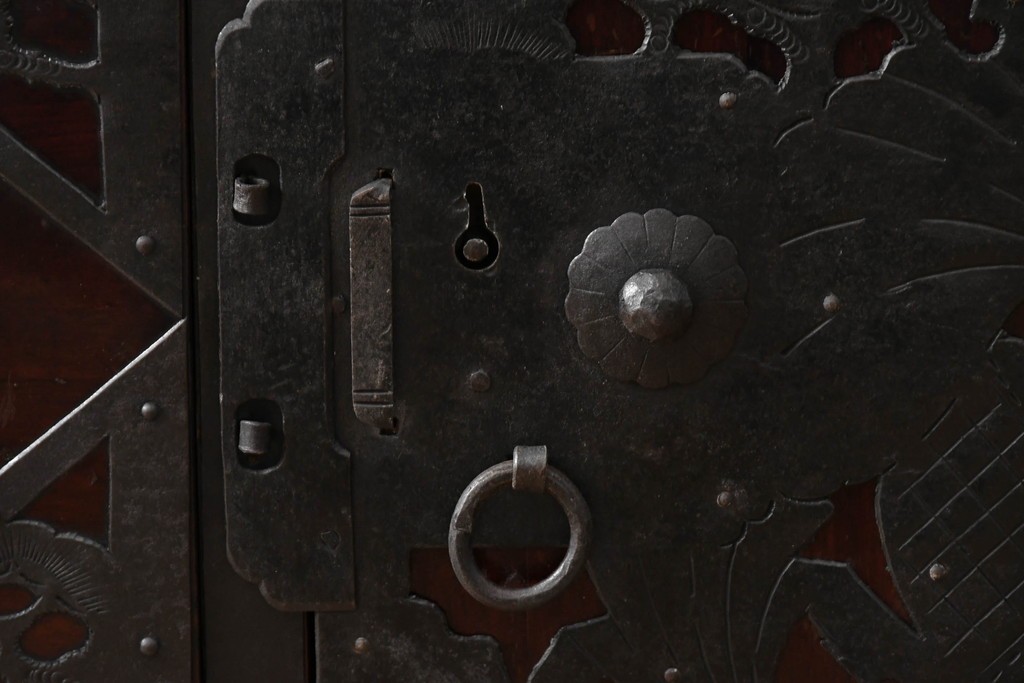 和製アンティーク　明治大正期　前面・内部桐(キリ)材　松・巾着・鶴・亀の縁起物をあしらった金具が魅力的な佐渡箪笥ローチェスト　(R-078291)