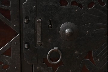 和製アンティーク　明治大正期　前面・内部桐(キリ)材　松・巾着・鶴・亀の縁起物をあしらった金具が魅力的な佐渡箪笥ローチェスト　(R-078291)