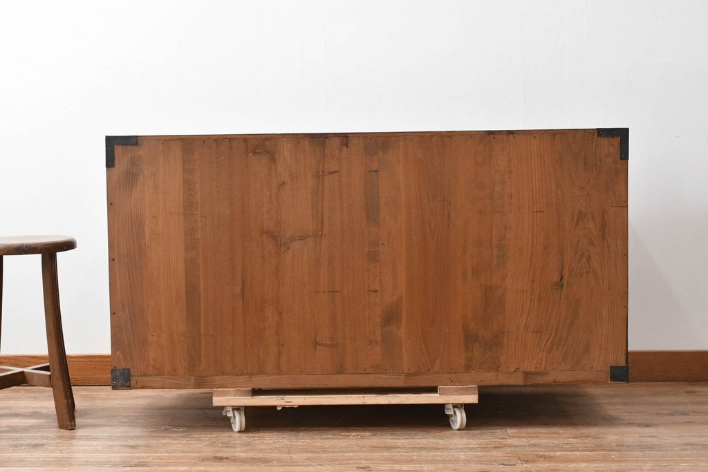 和製アンティーク　明治大正期　前面・内部桐(キリ)材　松・巾着・鶴・亀の縁起物をあしらった金具が魅力的な佐渡箪笥ローチェスト　(R-078291)