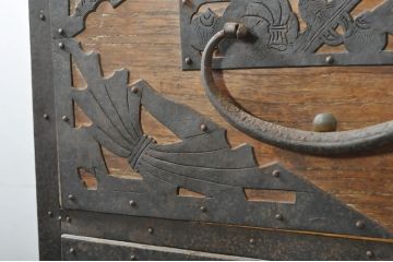 和製アンティーク　前面内部・桐材　鶴亀・鷹・鶯　七福神　浦島太郎　縁起物の金具が贅沢に施された佐渡箪笥(和タンス、時代箪笥、衣装箪笥、桐たんす、収納箪笥、重ね箪笥、引き出し)(R-078292)