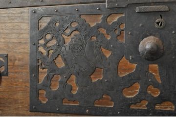 和製アンティーク　前面内部・桐材　鶴亀・鷹・鶯　七福神　浦島太郎　縁起物の金具が贅沢に施された佐渡箪笥(和タンス、時代箪笥、衣装箪笥、桐たんす、収納箪笥、重ね箪笥、引き出し)(R-078292)