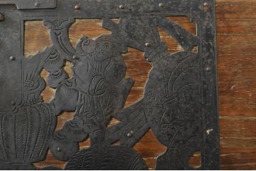 和製アンティーク　前面内部・桐材　鶴亀・鷹・鶯　七福神　浦島太郎　縁起物の金具が贅沢に施された佐渡箪笥(和タンス、時代箪笥、衣装箪笥、桐たんす、収納箪笥、重ね箪笥、引き出し)(R-078292)