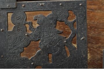 和製アンティーク　前面内部・桐材　鶴亀・鷹・鶯　七福神　浦島太郎　縁起物の金具が贅沢に施された佐渡箪笥(和タンス、時代箪笥、衣装箪笥、桐たんす、収納箪笥、重ね箪笥、引き出し)(R-078292)