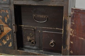 和製アンティーク　前面内部・桐材　鶴亀・鷹・鶯　七福神　浦島太郎　縁起物の金具が贅沢に施された佐渡箪笥(和タンス、時代箪笥、衣装箪笥、桐たんす、収納箪笥、重ね箪笥、引き出し)(R-078292)