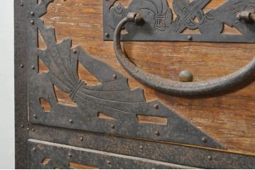 和製アンティーク　前面内部・桐材　鶴亀　七福神　縁起物の金具が贅沢に施された佐渡箪笥ローボード(和タンス、時代箪笥、衣装箪笥、桐たんす、収納箪笥、引き出し、テレビボード、テレビ台)(R-078293)