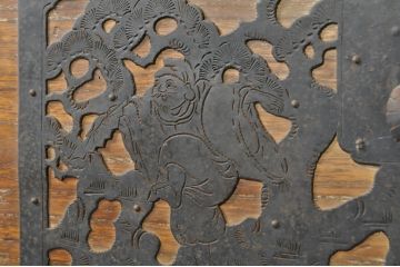 和製アンティーク　前面内部・桐材　鶴亀　七福神　縁起物の金具が贅沢に施された佐渡箪笥ローボード(和タンス、時代箪笥、衣装箪笥、桐たんす、収納箪笥、引き出し、テレビボード、テレビ台)(R-078293)