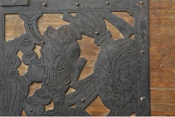 和製アンティーク　前面内部・桐材　鶴亀　七福神　縁起物の金具が贅沢に施された佐渡箪笥ローボード(和タンス、時代箪笥、衣装箪笥、桐たんす、収納箪笥、引き出し、テレビボード、テレビ台)(R-078293)
