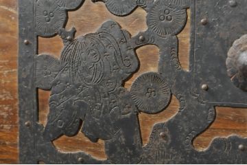 和製アンティーク　前面内部・桐材　鶴亀・鷹・鶯　七福神　浦島太郎　縁起物の金具が贅沢に施された佐渡箪笥ローボード(和タンス、時代箪笥、衣装箪笥、桐たんす、収納箪笥、引き出し、テレビボード、テレビ台)(R-078294)