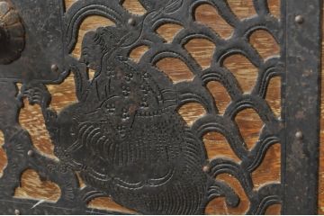 和製アンティーク　前面内部・桐材　鶴亀・鷹・鶯　七福神　浦島太郎　縁起物の金具が贅沢に施された佐渡箪笥ローボード(和タンス、時代箪笥、衣装箪笥、桐たんす、収納箪笥、引き出し、テレビボード、テレビ台)(R-078294)