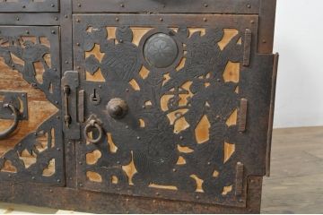 和製アンティーク　前面内部・桐材　鶴亀・鷹・鶯　七福神　浦島太郎　縁起物の金具が贅沢に施された佐渡箪笥ローボード(和タンス、時代箪笥、衣装箪笥、桐たんす、収納箪笥、引き出し、テレビボード、テレビ台)(R-078294)