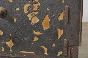 和製アンティーク　前面内部・桐材　鶴亀・鷹・鶯　七福神　浦島太郎　縁起物の金具が贅沢に施された佐渡箪笥ローボード(和タンス、時代箪笥、衣装箪笥、桐たんす、収納箪笥、引き出し、テレビボード、テレビ台)(R-078294)