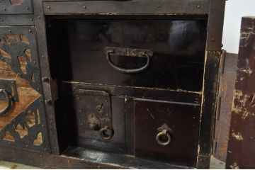 和製アンティーク　前面内部・桐材　鶴亀・鷹・鶯　七福神　浦島太郎　縁起物の金具が贅沢に施された佐渡箪笥ローボード(和タンス、時代箪笥、衣装箪笥、桐たんす、収納箪笥、引き出し、テレビボード、テレビ台)(R-078294)