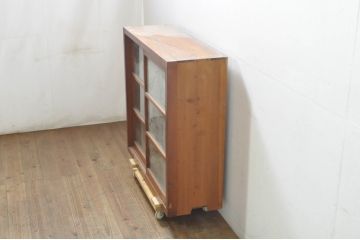 和製アンティーク　美品!!　人気の薄型　お気に入りのコレクションをディスプレイできるガラス戸棚(収納棚、サイドボード、サイドキャビネット、本箱、書棚、陳列棚、飾り棚、ディスプレイ棚、店舗什器)(R-078299)