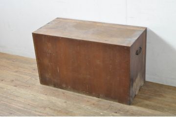 和製アンティーク　前面欅(ケヤキ)材　天板・側面栗材　真鍮金具　新潟産の帳場箪笥ローボード(テレビ台、テレビボード、時代箪笥、収納棚、戸棚、サイドボード、サイドキャビネット)(R-078302)