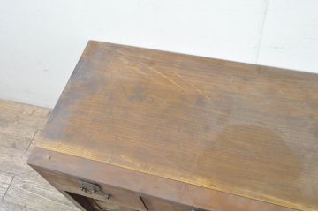 和製アンティーク　前面欅(ケヤキ)材　天板・側面栗材　真鍮金具　新潟産の帳場箪笥ローボード(テレビ台、テレビボード、時代箪笥、収納棚、戸棚、サイドボード、サイドキャビネット)(R-078302)
