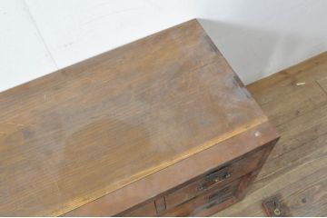 和製アンティーク　前面欅(ケヤキ)材　天板・側面栗材　真鍮金具　新潟産の帳場箪笥ローボード(テレビ台、テレビボード、時代箪笥、収納棚、戸棚、サイドボード、サイドキャビネット)(R-078302)