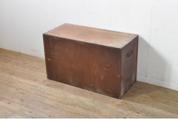 和製アンティーク　前面欅(ケヤキ)材　天板・側面栗材　真鍮金具　新潟産の帳場箪笥ローボード(収納棚、戸棚、サイドボード、サイドキャビネット、テレビ台、テレビボード)(R-078303)