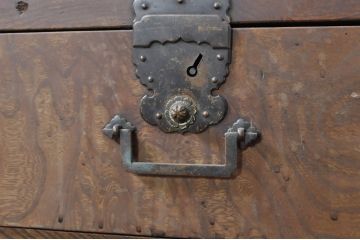 和製アンティーク　前面欅(ケヤキ)材　天板・側面栗材　真鍮金具　新潟産の帳場箪笥(時代箪笥、収納タンス、和たんす、整理箪笥、収納棚、戸棚)(R-078304)
