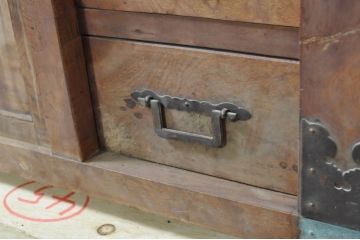 和製アンティーク　前面欅(ケヤキ)材　天板・側面栗材　真鍮金具　新潟産の帳場箪笥(時代箪笥、収納タンス、和たんす、整理箪笥、収納棚、戸棚)(R-078304)