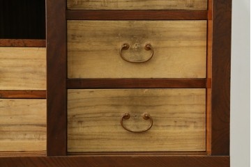 和製アンティーク　前面(欅材)　天板・側面(栗材)　真鍮金具　新潟産の帳場箪笥　(R-078304)