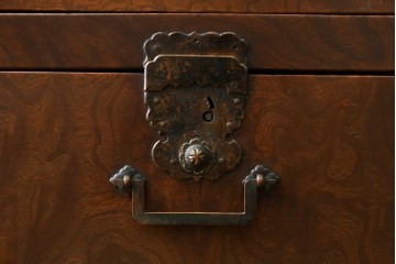 和製アンティーク　前面(欅材)　天板・側面(栗材)　真鍮金具　新潟産の帳場箪笥　(R-078304)
