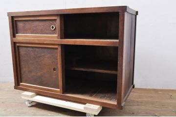 和製アンティーク　上手物!!　前面欅(ケヤキ)材　玉杢　鹿角(かづの)を使った引き手が珍しい関東水屋箪笥ローボード(収納棚、戸棚、サイドボード、サイドキャビネット、テレビ台、テレビボード)(R-078305)