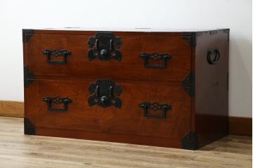 和製アンティーク　超美品!!　前面欅(ケヤキ)材　赤みがかった木肌に黒々とした金具が映える庄内箪笥ローボード(時代箪笥、収納タンス、引き出し、ローチェスト、テレビ台、テレビボード)(R-078309)
