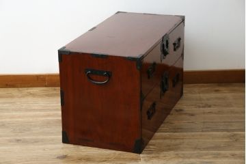 和製アンティーク　超美品!!　前面欅(ケヤキ)材　赤みがかった木肌に黒々とした金具が映える庄内箪笥ローボード(時代箪笥、収納タンス、引き出し、ローチェスト、テレビ台、テレビボード)(R-078309)