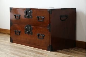 和製アンティーク　超美品!!　前面欅(ケヤキ)材　赤みがかった木肌に黒々とした金具が映える庄内箪笥ローボード(時代箪笥、収納タンス、引き出し、ローチェスト、テレビ台、テレビボード)(R-078309)