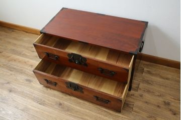 和製アンティーク　超美品!!　前面欅(ケヤキ)材　赤みがかった木肌に黒々とした金具が映える庄内箪笥ローボード(時代箪笥、収納タンス、引き出し、ローチェスト、テレビ台、テレビボード)(R-078309)