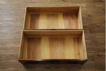 和製アンティーク　超美品!!　前面欅(ケヤキ)材　赤みがかった木肌に黒々とした金具が映える庄内箪笥ローボード(時代箪笥、収納タンス、引き出し、ローチェスト、テレビ台、テレビボード)(R-078309)