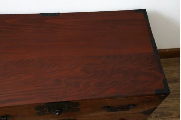 和製アンティーク　超美品!!　前面欅(ケヤキ)材　赤みがかった木肌に黒々とした金具が映える庄内箪笥ローボード(時代箪笥、収納タンス、引き出し、ローチェスト、テレビ台、テレビボード)(R-078309)