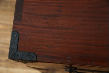 和製アンティーク　超美品!!　前面欅(ケヤキ)材　赤みがかった木肌に黒々とした金具が映える庄内箪笥ローボード(時代箪笥、収納タンス、引き出し、ローチェスト、テレビ台、テレビボード)(R-078309)