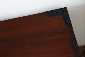 和製アンティーク　超美品!!　前面欅(ケヤキ)材　赤みがかった木肌に黒々とした金具が映える庄内箪笥ローボード(時代箪笥、収納タンス、引き出し、ローチェスト、テレビ台、テレビボード)(R-078309)