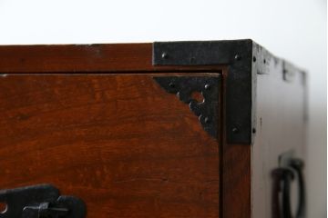 和製アンティーク　超美品!!　前面欅(ケヤキ)材　赤みがかった木肌に黒々とした金具が映える庄内箪笥ローボード(時代箪笥、収納タンス、引き出し、ローチェスト、テレビ台、テレビボード)(R-078309)
