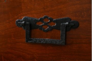 和製アンティーク　超美品!!　前面欅(ケヤキ)材　赤みがかった木肌に黒々とした金具が映える庄内箪笥ローボード(時代箪笥、収納タンス、引き出し、ローチェスト、テレビ台、テレビボード)(R-078309)