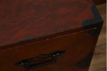 和製アンティーク　超美品!!　前面欅(ケヤキ)材　赤みがかった木肌に黒々とした金具が映える庄内箪笥ローボード(時代箪笥、収納タンス、引き出し、ローチェスト、テレビ台、テレビボード)(R-078309)