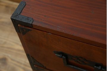 和製アンティーク　超美品!!　前面欅(ケヤキ)材　赤みがかった木肌に黒々とした金具が映える庄内箪笥ローボード(時代箪笥、収納タンス、引き出し、ローチェスト、テレビ台、テレビボード)(R-078309)