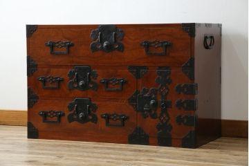 和製アンティーク　超美品!!　前面欅(ケヤキ)材　赤みがかった木肌に黒々とした金具が映える庄内箪笥ローボード(時代箪笥、収納タンス、引き出し、ローチェスト、テレビ台、テレビボード)(R-078310)