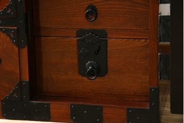 和製アンティーク　超美品!!　前面欅(ケヤキ)材　赤みがかった木肌に黒々とした金具が映える庄内箪笥ローボード(時代箪笥、収納タンス、引き出し、ローチェスト、テレビ台、テレビボード)(R-078310)