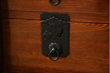和製アンティーク　超美品!!　前面欅(ケヤキ)材　赤みがかった木肌に黒々とした金具が映える庄内箪笥ローボード(時代箪笥、収納タンス、引き出し、ローチェスト、テレビ台、テレビボード)(R-078310)