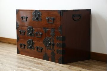 和製アンティーク　超美品!!　前面欅(ケヤキ)材　赤みがかった木肌に黒々とした金具が映える庄内箪笥ローボード(時代箪笥、収納タンス、引き出し、ローチェスト、テレビ台、テレビボード)(R-078310)